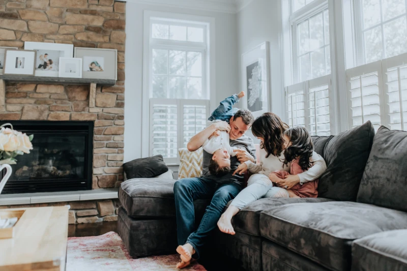 Familie im Wohnzimmer